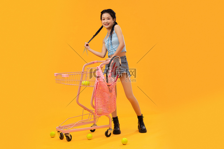 充满活力的年轻女孩推着购物车