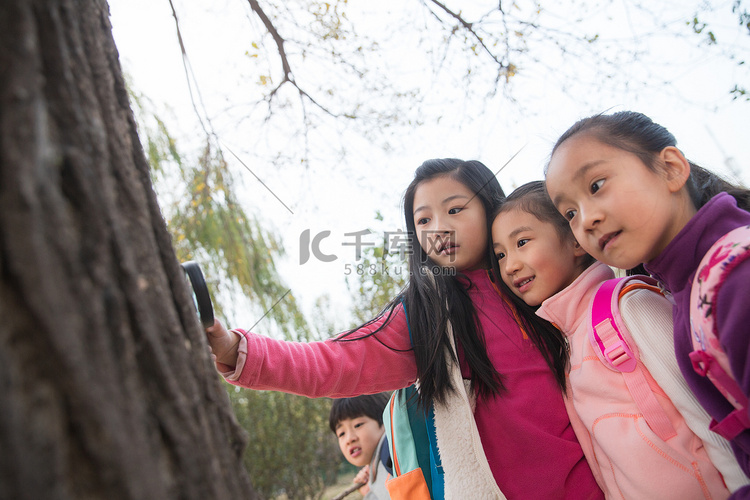 欢乐的小女孩在户外玩耍