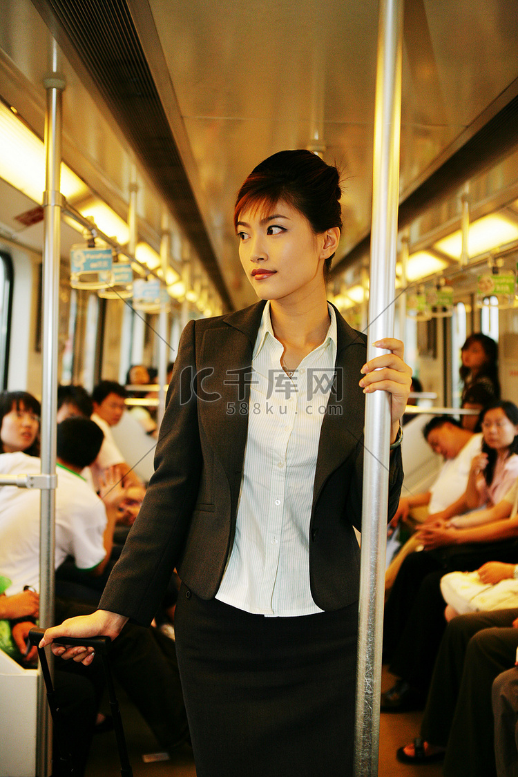 上海地铁车厢内一位女商务人士商