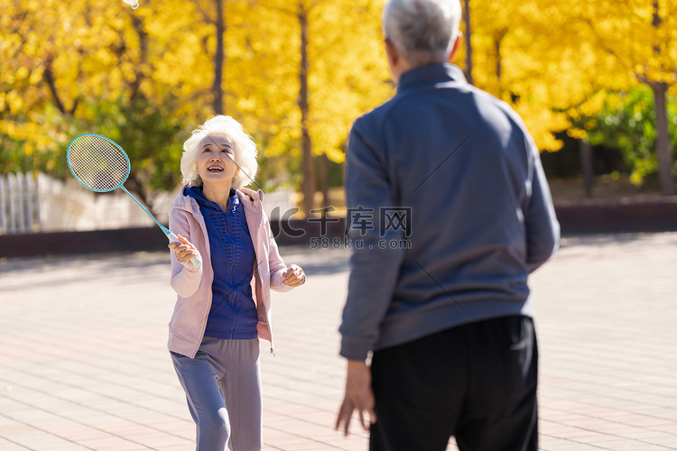 户外的老年夫妇打羽毛球