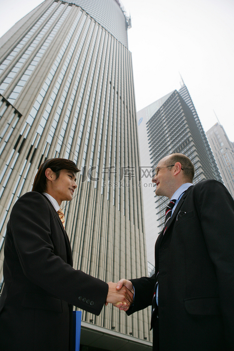 上海街头两位中外商务人士握手