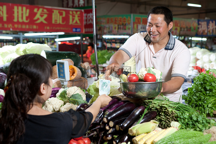 一个菜农在菜市场里卖菜