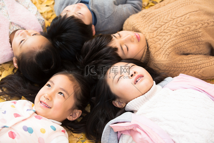 可爱的男孩女孩躺在地上