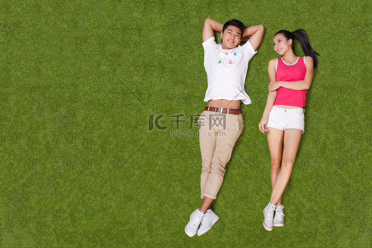 青年男女躺在草地上