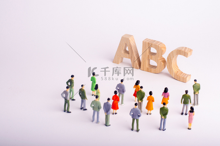 一群人站在那里看字母 Abc 