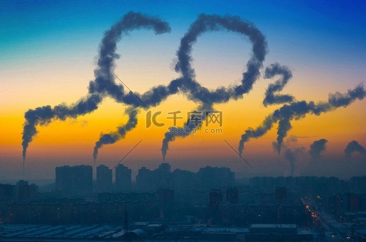 黄昏 Co2 的烟囱烟雾排放的