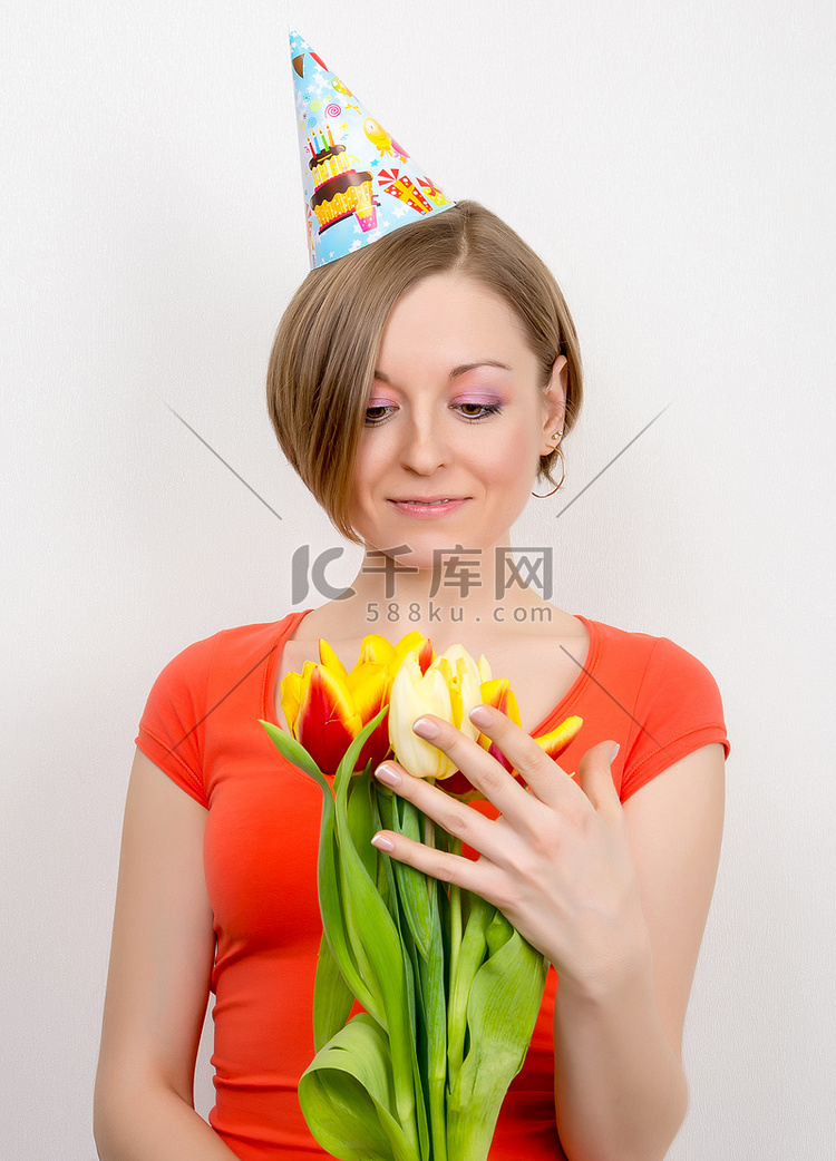 庆祝生日与郁金香，党的帽子的女