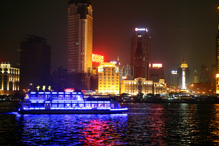 从浦东眺望外滩夜景