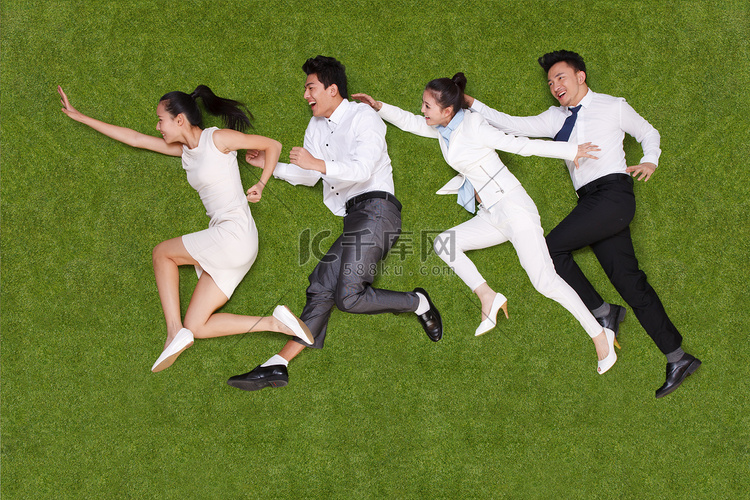 年轻男女在草地上奔跑