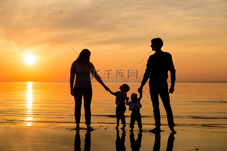日落时一家人在海滩上