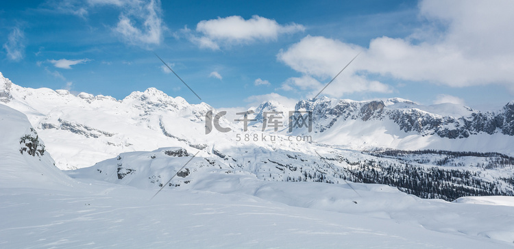 雪山覆盖的冬季风景.