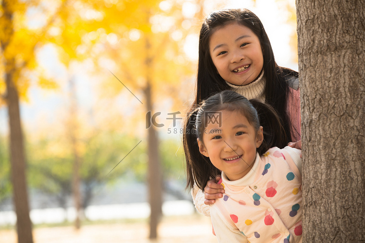 两个可爱的小女孩在户外玩耍