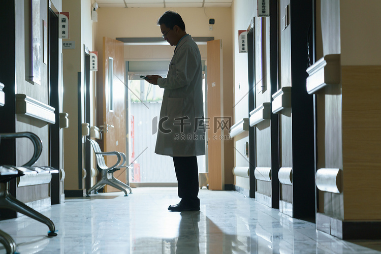 医生站在医院走廊里