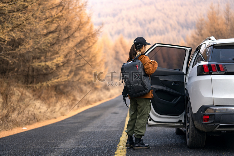 徒步旅行的年轻女子搭车