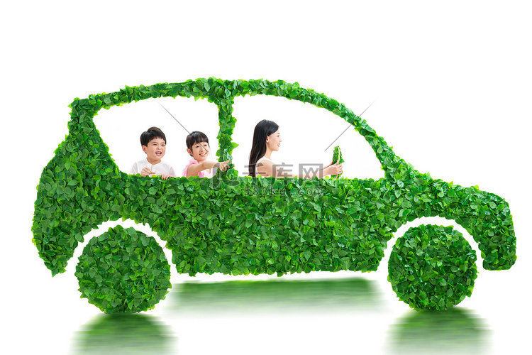 年轻母亲带孩子们驾驶绿色环保汽