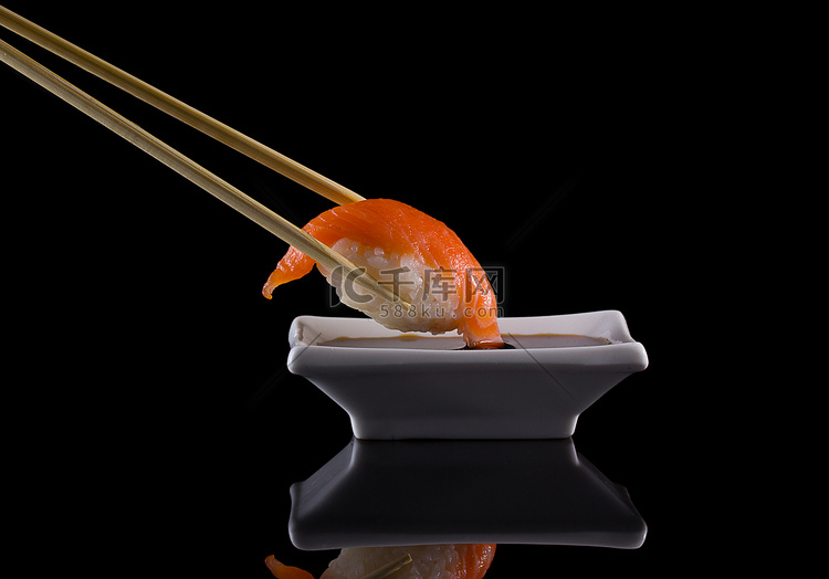 三文鱼寿司饭用反射的黑色背景