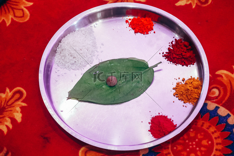  传统的印度教婚礼礼仪用盘子。