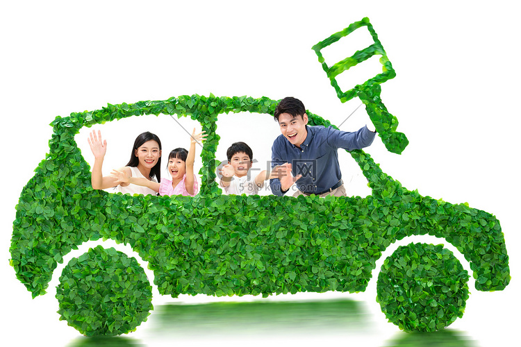 欢乐的一家人驾驶绿色环保汽车出