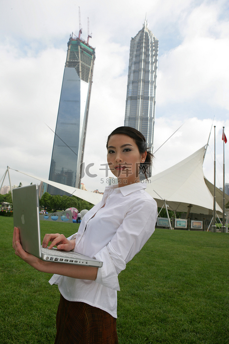 上海浦东金茂大厦前草坪上一位女