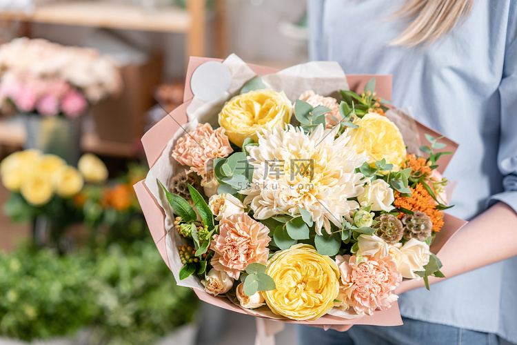 欧洲花卉店。美丽的混合花的花束