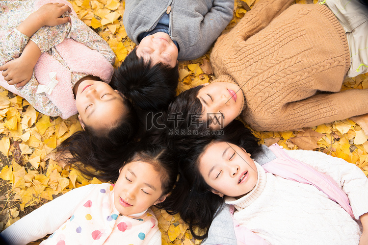 可爱的男孩女孩躺在地上