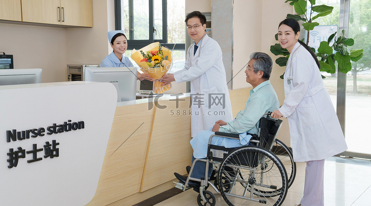 坐轮椅的老年人送医护工作者鲜花
