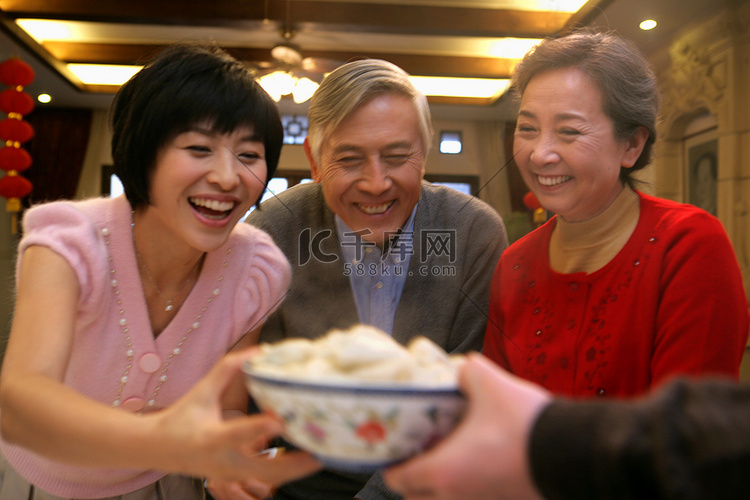 全家包饺子