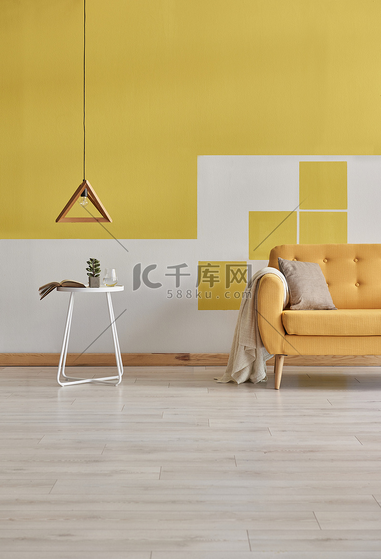 黄色和白色的墙壁家庭客厅的概念