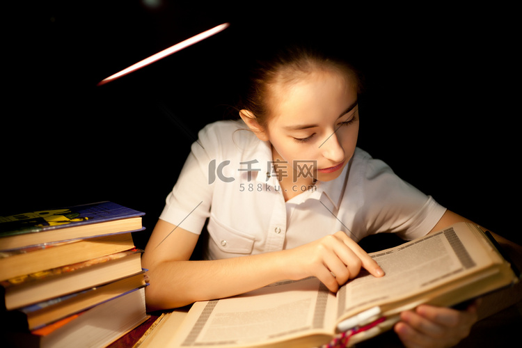 年轻女孩的读书，黑暗的夜晚，在