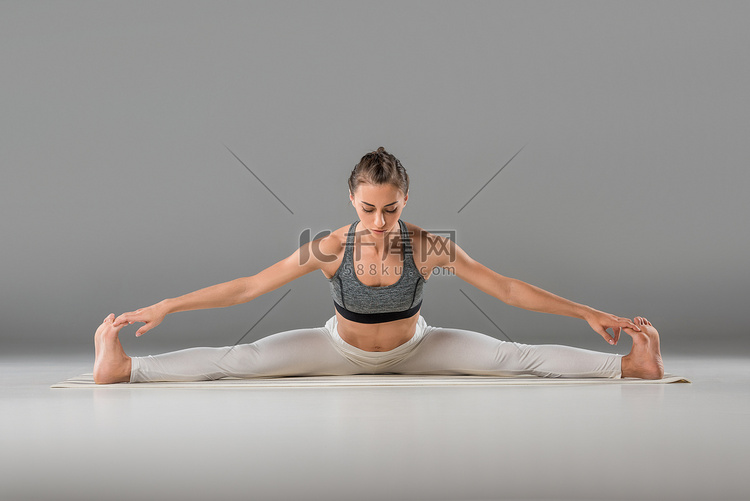 练瑜伽的女人 
