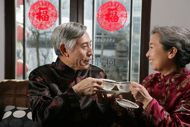 中国老年夫妇喝茶