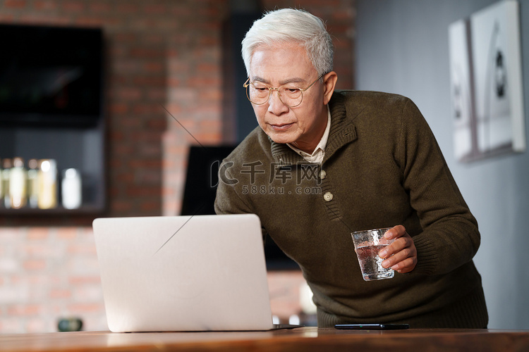 老年人使用笔记本电脑