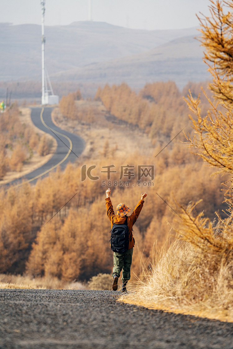 年轻女子户外徒步旅行的背影