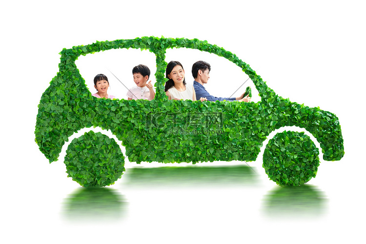 欢乐的一家人驾驶绿色环保汽车出