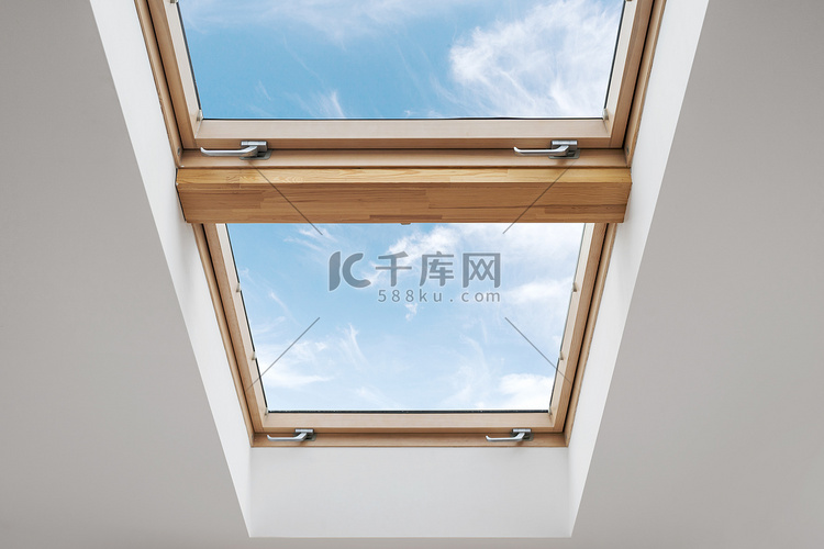 木制框架的新型节能阁楼窗户安装