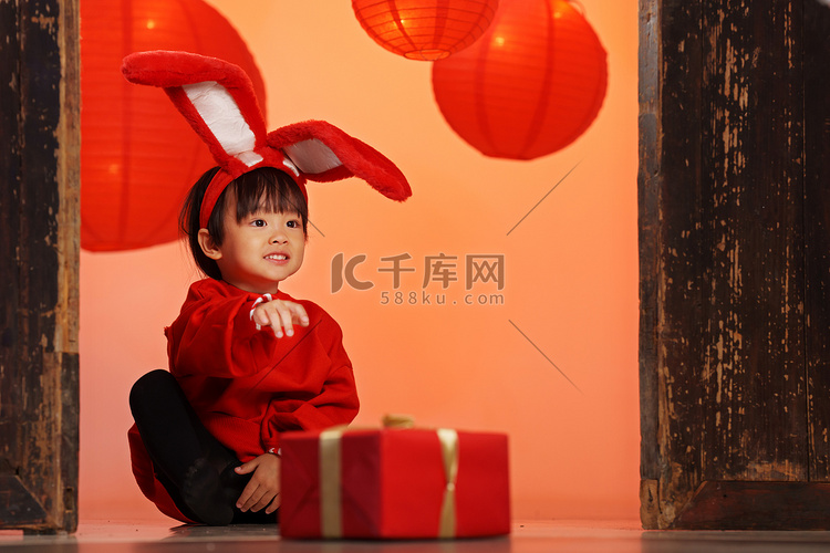可爱的东方儿童庆扮演兔子迎新年