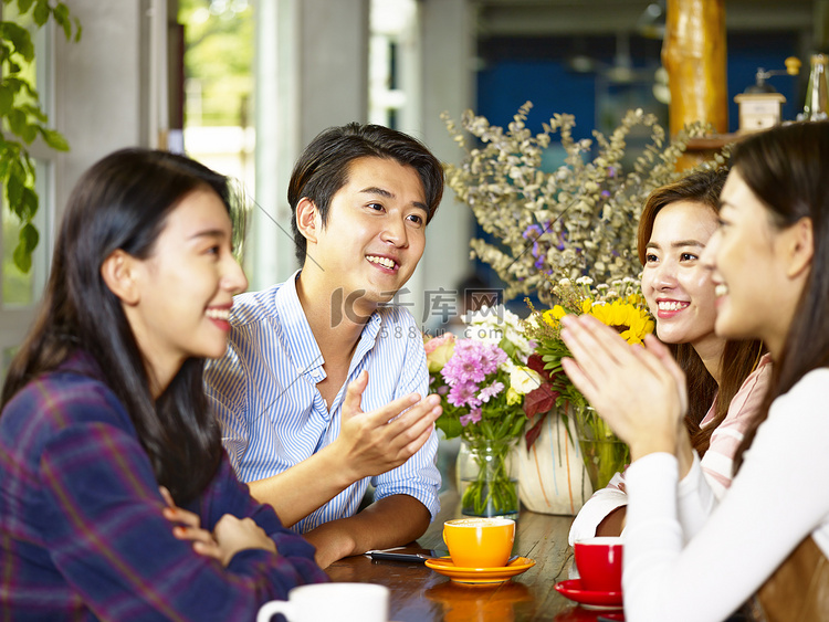 四快乐的亚洲年轻人男女在咖啡馆