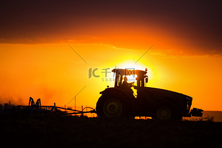拖拉机播种机耕作耕地的农民