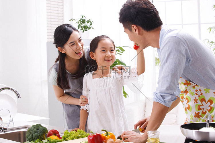 一家三口在厨房做饭