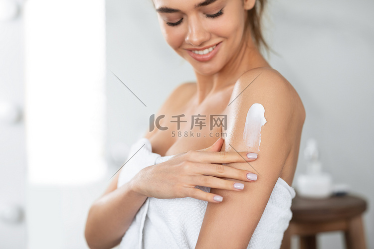 妇女在照顾室内皮肤的肩头上使用