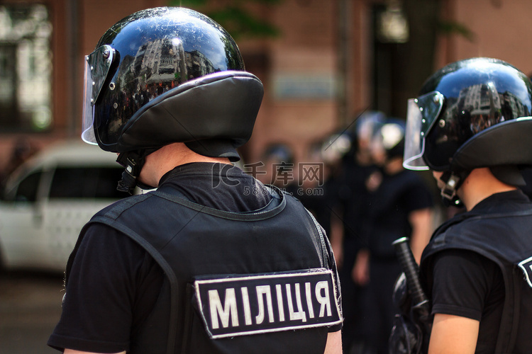 乌克兰防暴警察穿防护背心及他的