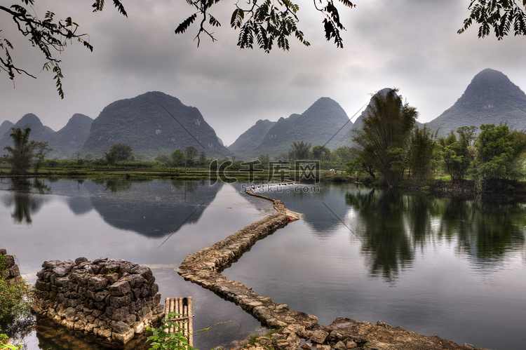 坝上河玉龙，由于岩溶石山，桂林