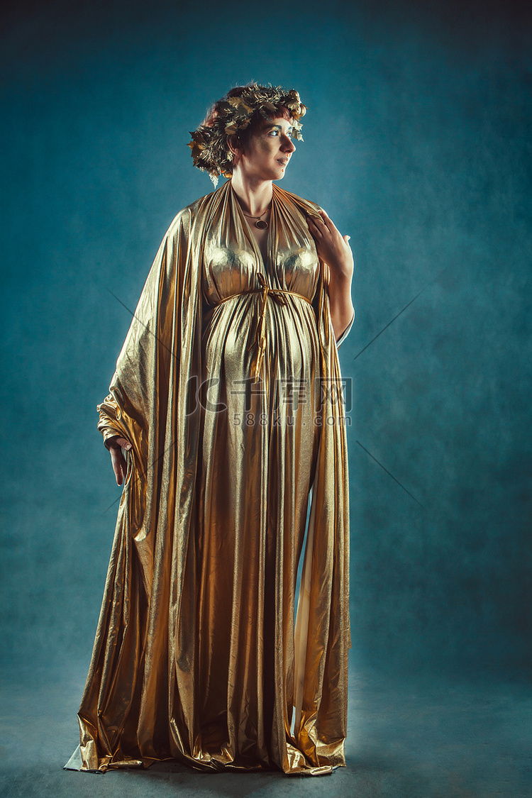 金袍和花圈摆姿势孕妇喜欢希腊女