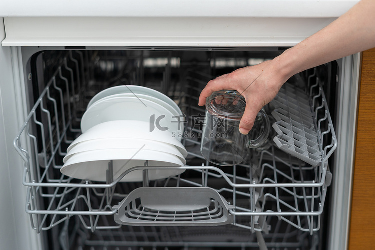 打开现代洗碗机，盘子手持干净的