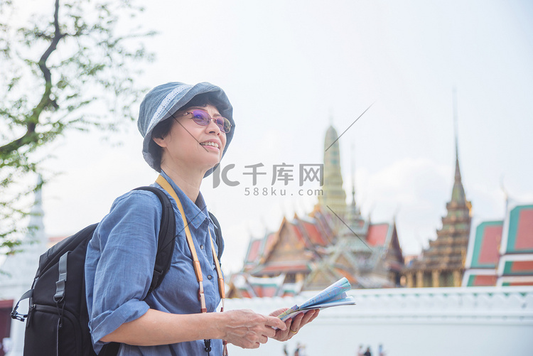 高级女游客拿着纸质地图在泰国旅