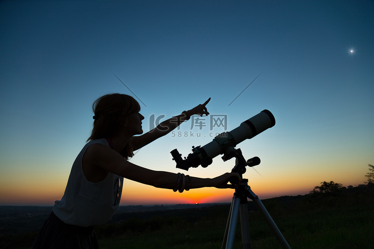 用天文望远镜看天空的年轻女子.