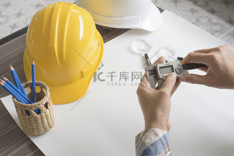 建筑工程师测量游标卡尺。业务和