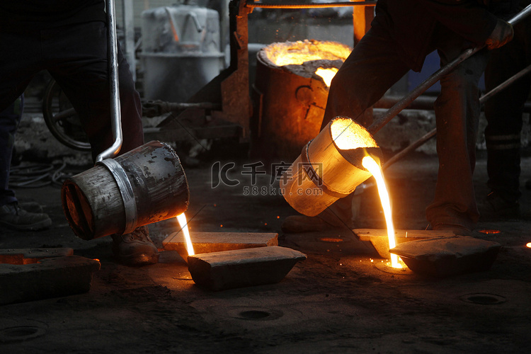 液态的熔钢铁工业 