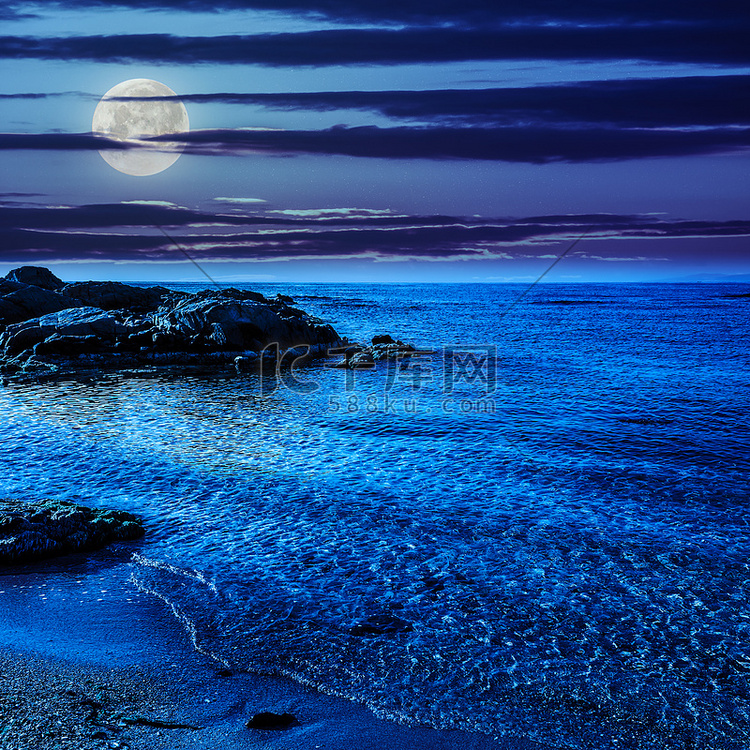 平静的大海与海浪在夜晚的沙滩上