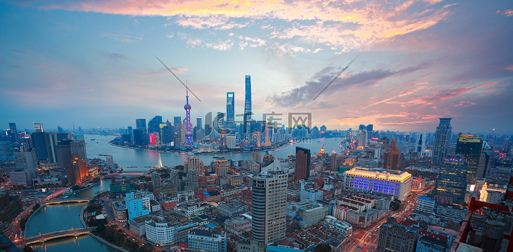 在上海外滩天际线的黄昏的空中摄